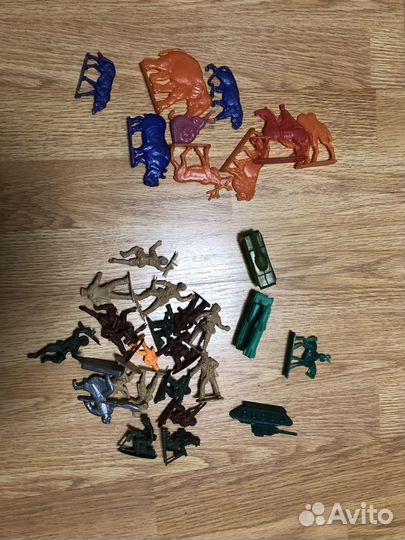 Игрушки солдатики и животные