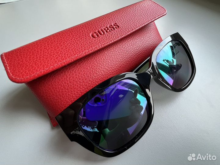 Солнцезащитные очки Guess