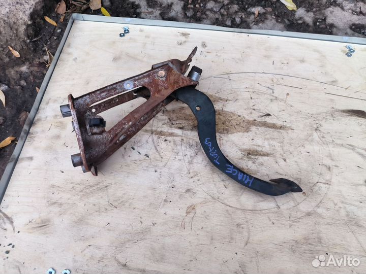 Педаль тормоза Toyota Hiace XH10