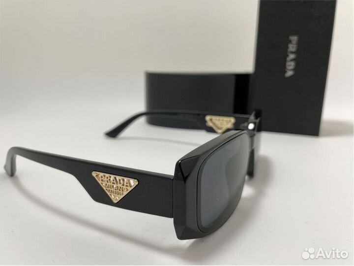 Солнечные очки Prada