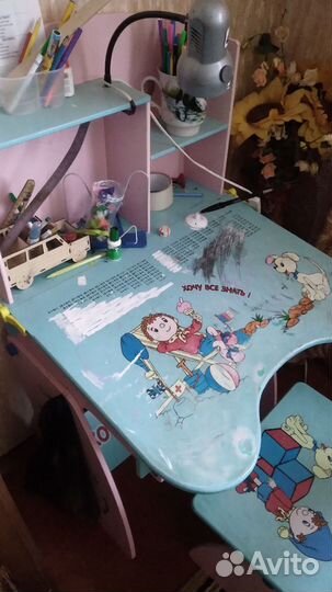 Детский письменный стол и стул