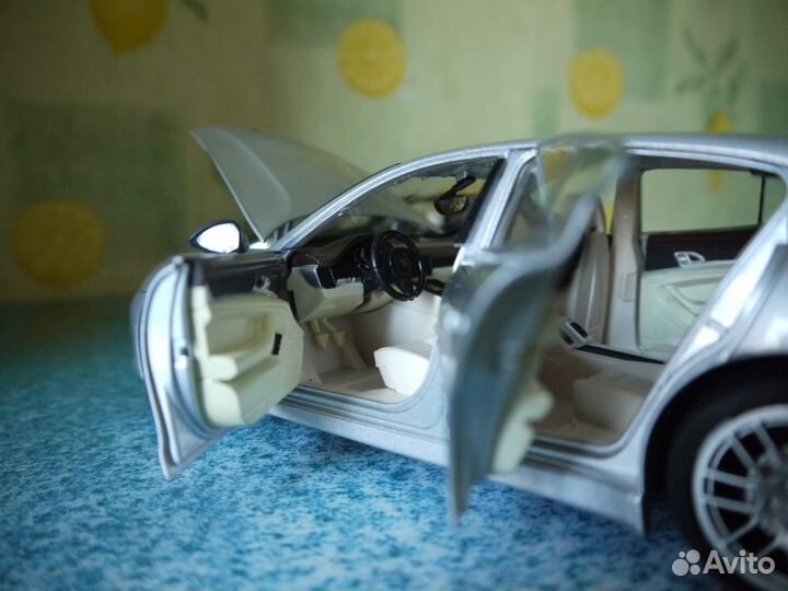 Porsche Panamera 4s silver 1/18