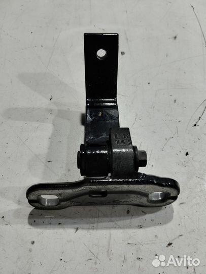 Петля двери (нижняя, задняя, левая) (Volvo V90 II)