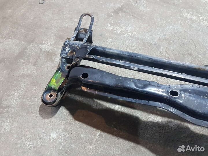 Подрамник передний Volkswagen Passat B3