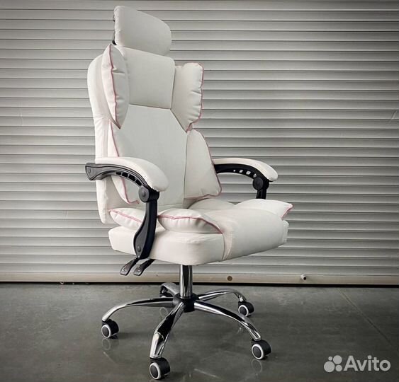 Компьютерное кресло с регулируемой подголовником
