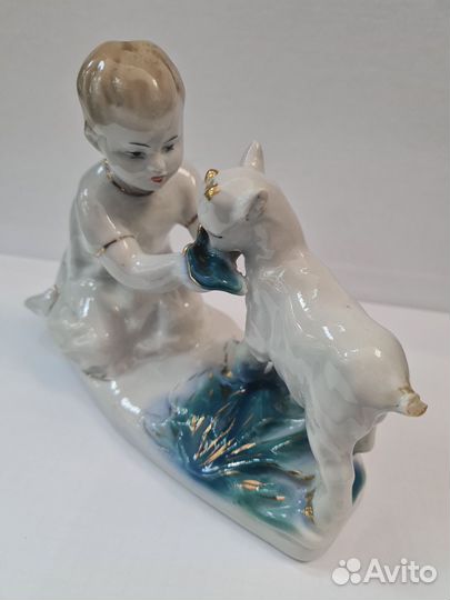 Статуэтка девочка с козлёнком гжель