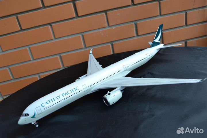 Модель самолёта Airbus A350-1000