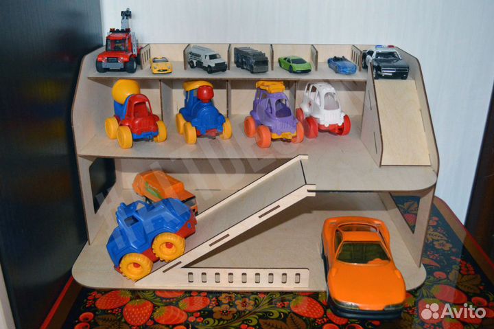 Деревянная игрушечная парковка