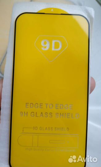 Защитное стекло на iPhone 14 pro