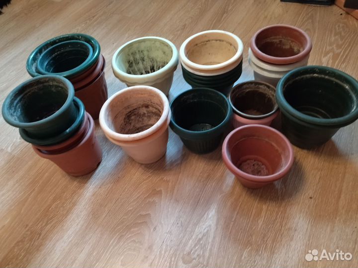 Большие пластиковые горшки разноцветные