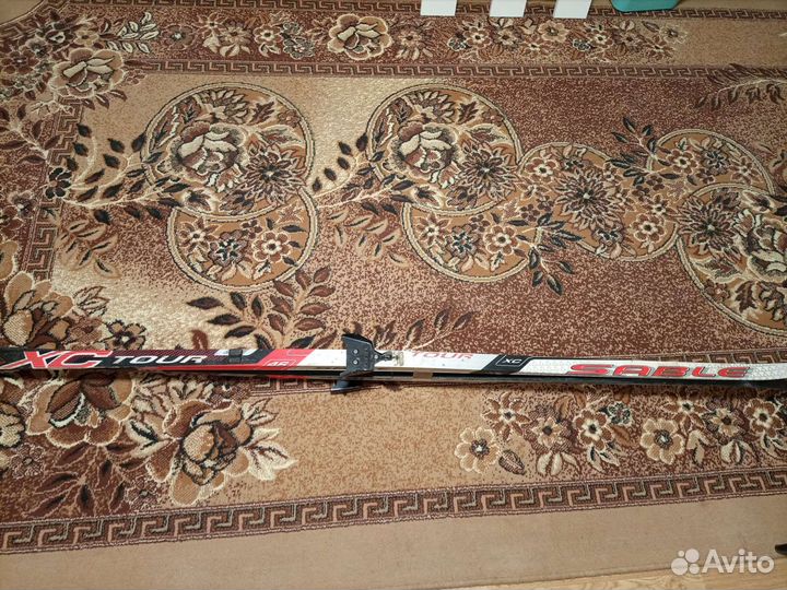 Лыжные ботинки и лыжи