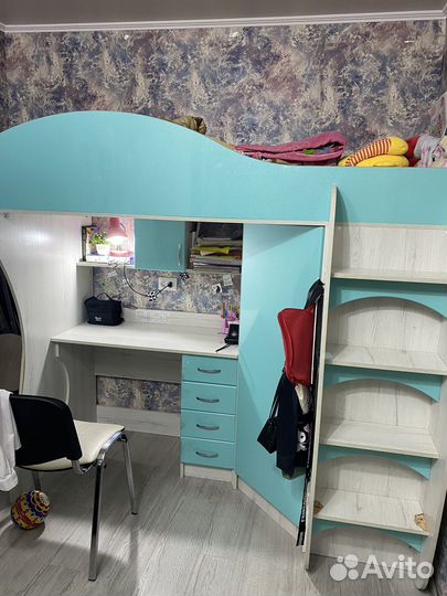 Детская кровать чердак со столом и шкафом