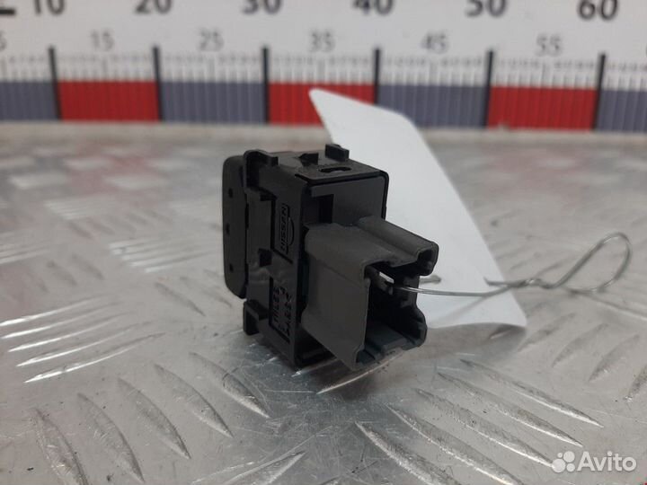 Кнопка обогрева сидений Nissan Pathfinder R51 2007