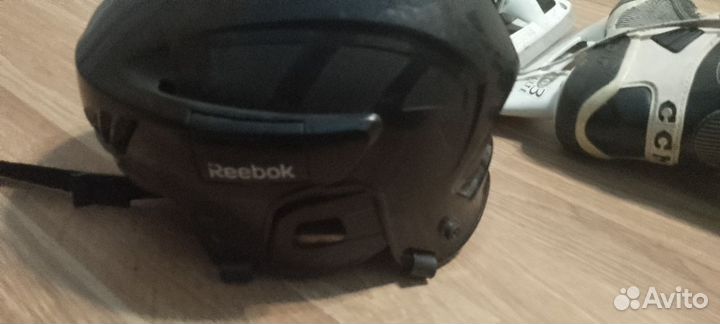 Коньки и шлем