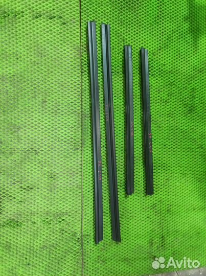 Уплотнитель (внутри) стекла Skoda Superb 2