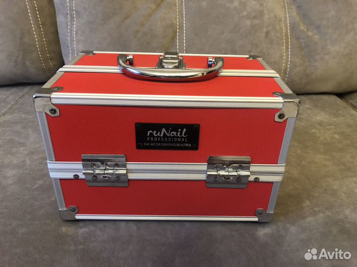 Чемодан для косметики или для мастера маникюра