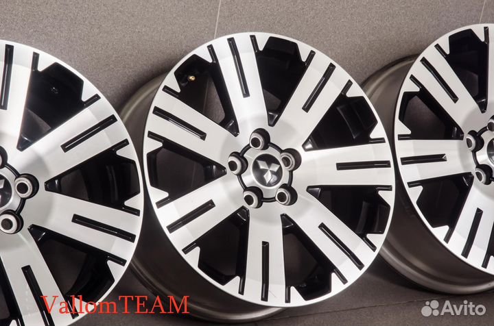 Лот UP28088330 Оригинальные 18-е диски mitsubishi