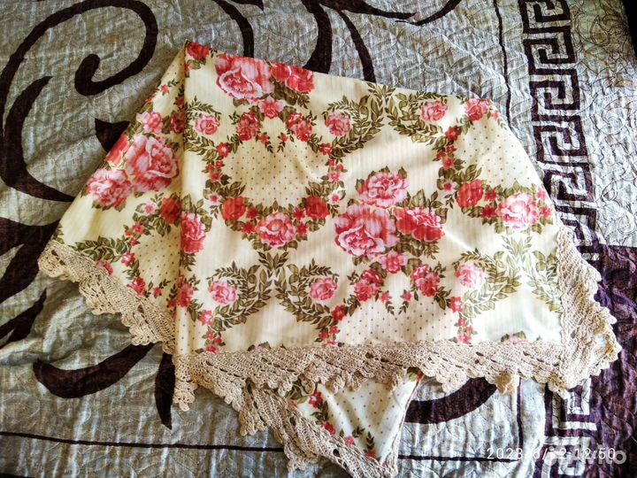 Скатерть для стола с красивой окантовкой