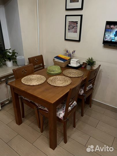 Стулья и стол деревянные