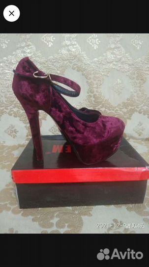 Платье с баской