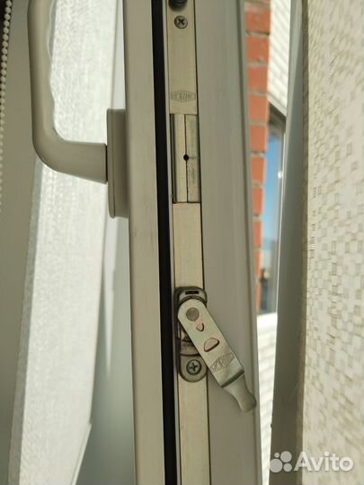 Окно пластиковое 1710х1470 с рулонными шторами