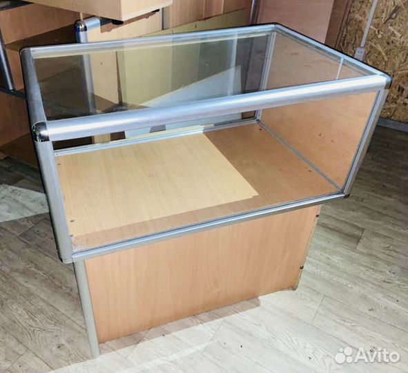 Стеклянная витрина для магазина