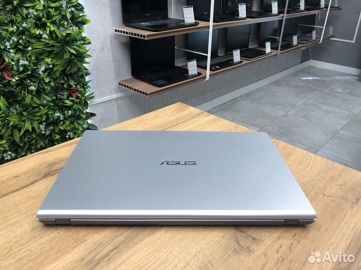 Asus 15.6 IPS/Ryzen 7/Vega 10/SSD