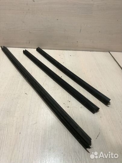 Накладка стекла переднего левого Fabia 2