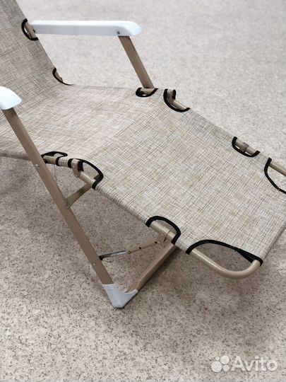 Кресло-шезлонг широкое бежевое