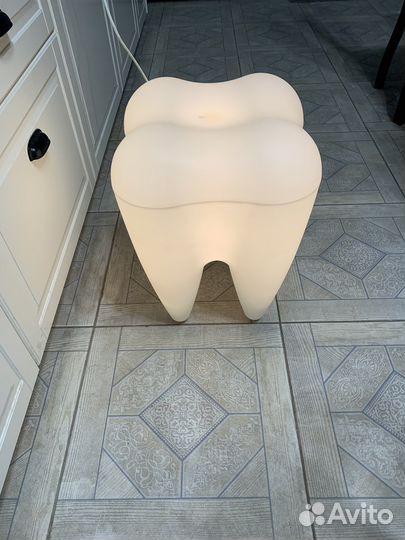 Лампа настольная в виде зуба