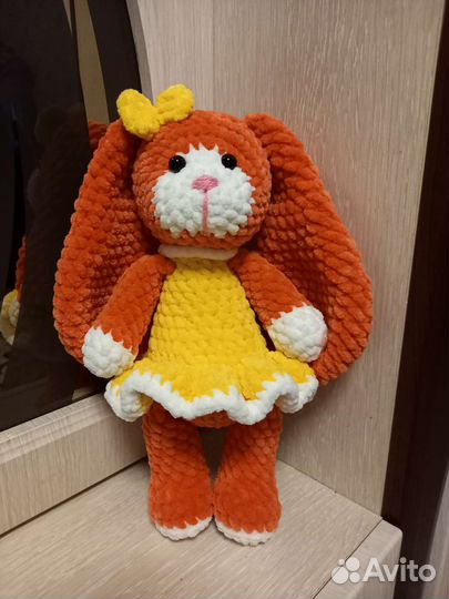 Плюшевый заяц вязаный