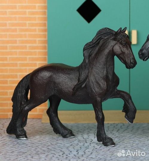 Коллекционная фризская лошадь, фигурка,статуэтка