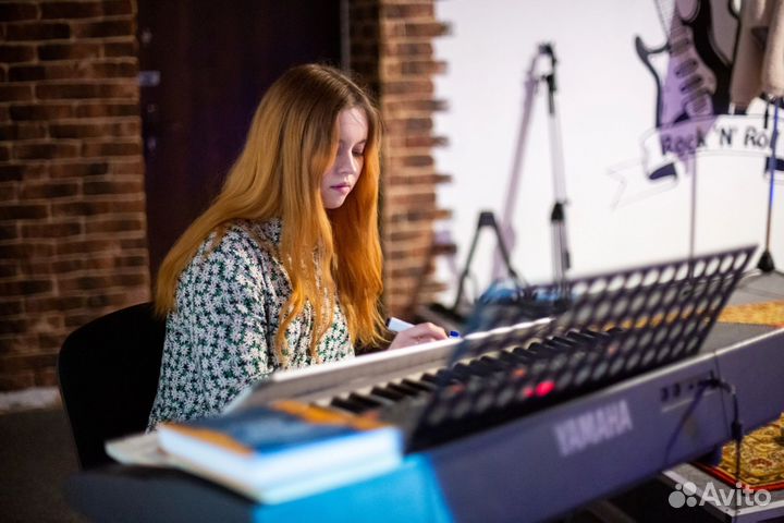 Уроки вокала, игры на гитаре, фортепиано