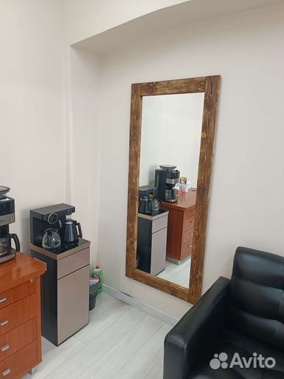 Новые зеркала в деревянной раме