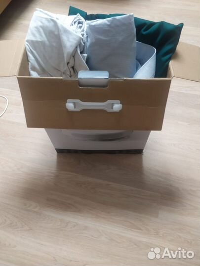 Коробка с женскими вещами