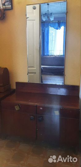 Трюмо с зеркалом