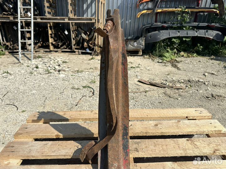 Кронштейн топливного бака