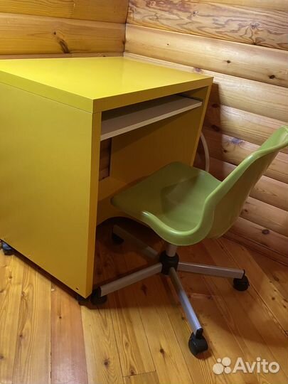 Стол-парта и стул на колесиках