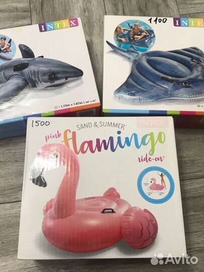 Надувной фламинго, скат, акула