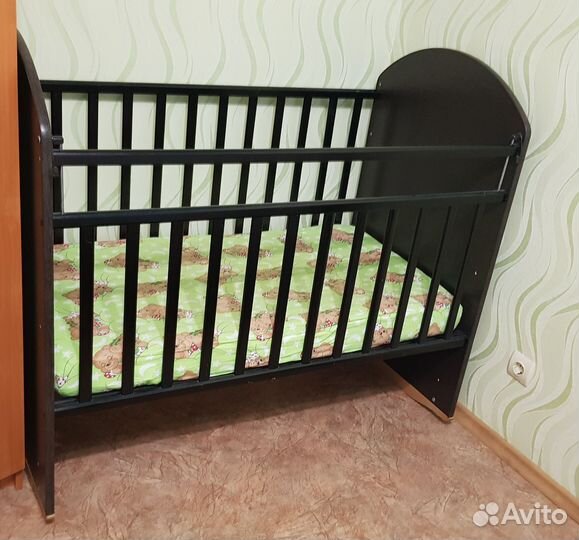 Детская кроватка с маятником