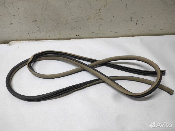 Уплотнительная резинка боковой двери передняя