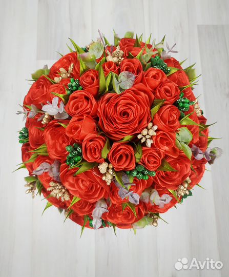 Розы из атласных лент в шляпной коробке р.работа