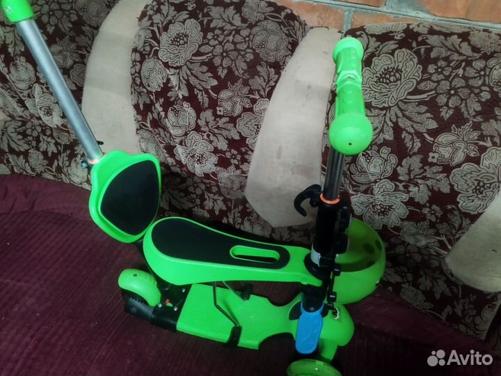Самокат трехколесный с сиденьем и ручкой