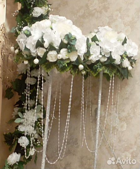 Стойки с цветами