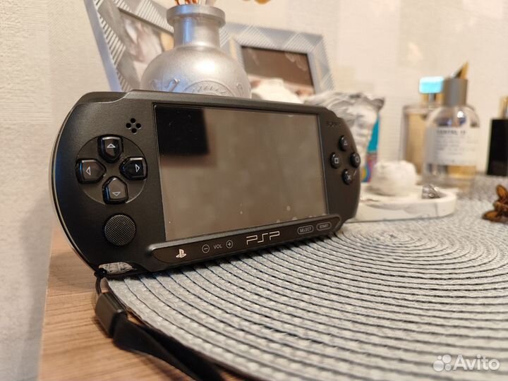 Sony PSP e1008 Street белая и черная