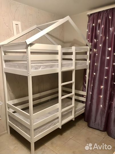 Двухъярусная кровать домик