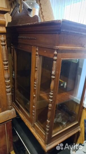 Старинный антикварный шкаф буфет