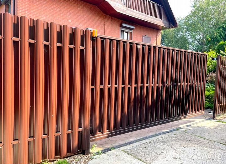 Забор из евроштакетника