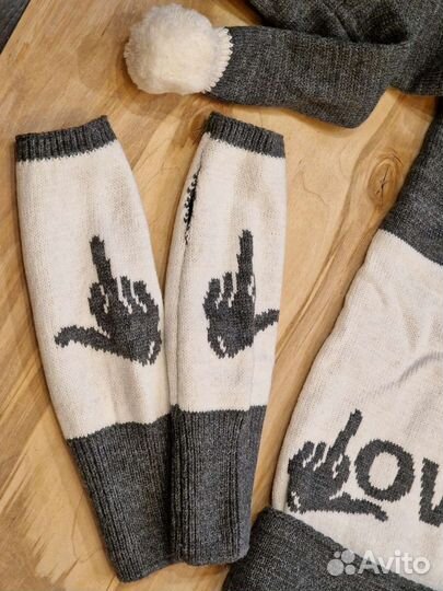 Шапка-шарф + митенки с провокационным рисунком