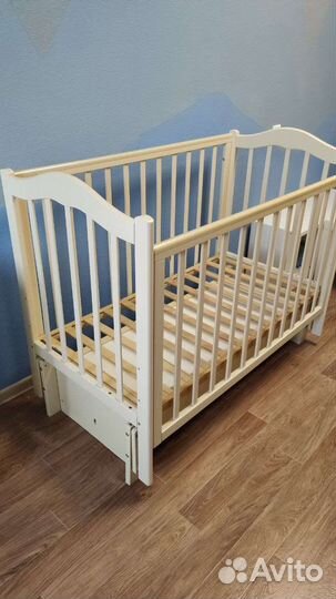 Детская кроватка с маятником